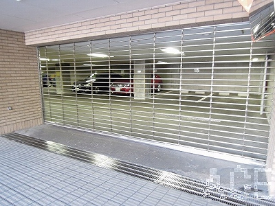 芦屋親王塚町パークマンション／駐車場のシャッターと内部