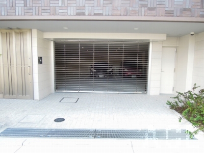 ベルヴィ芦屋／駐車場入口