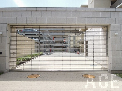 ローレルコート芦屋／駐車場への入口　芦屋市大東町のマンション