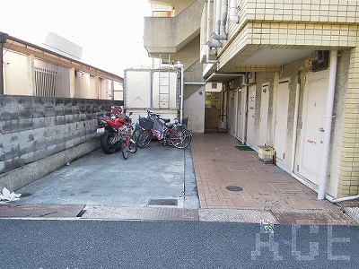 サンロイス芦屋３号館／駐輪場と入口　芦屋市上宮川町のマンション