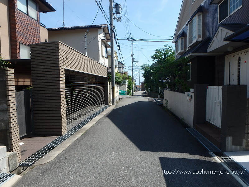 西側道路から南へ望む