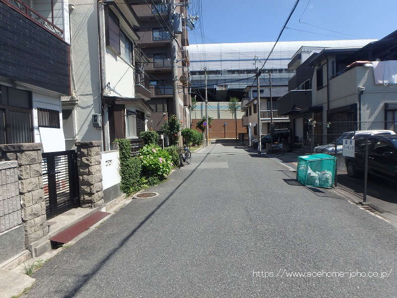 東側公道から北へ望む
