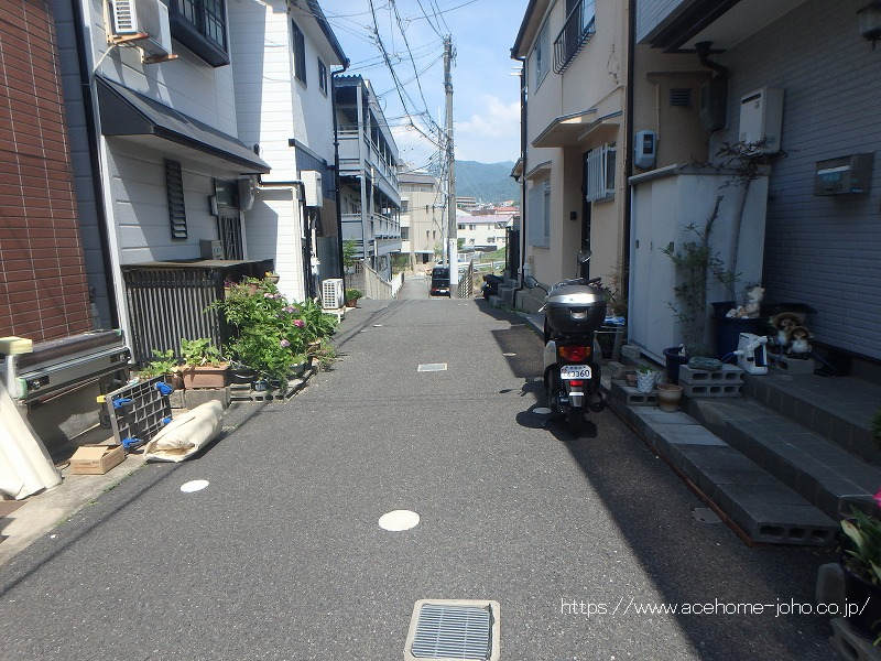 北東側道路から北西へ
