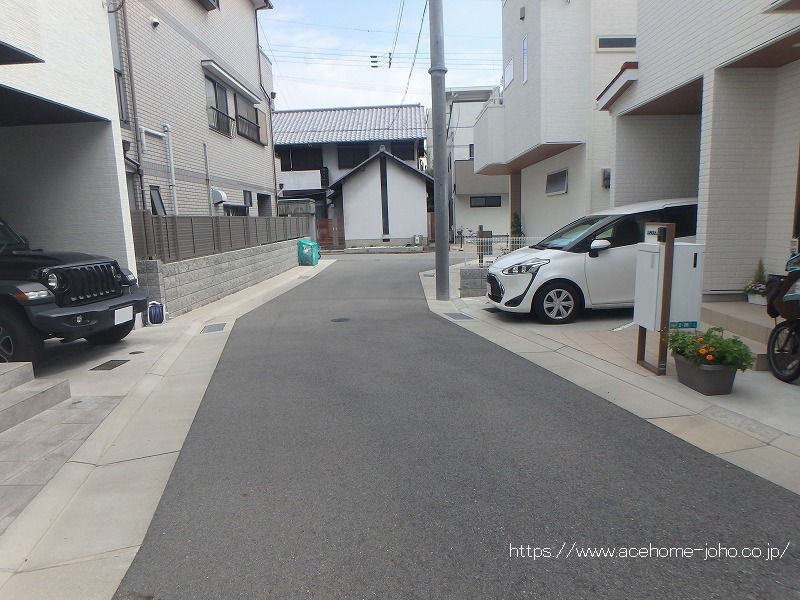 東側道路から北へ望む