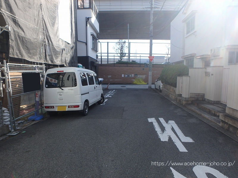 西側公道から南へ望む