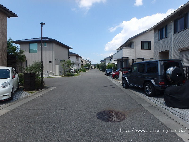 南側公道から西へ望む