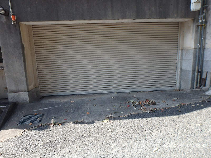 シャッター付車庫