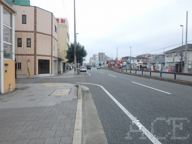 北側公道から西へ望む