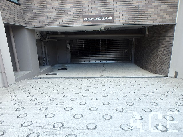 地下駐車場入口