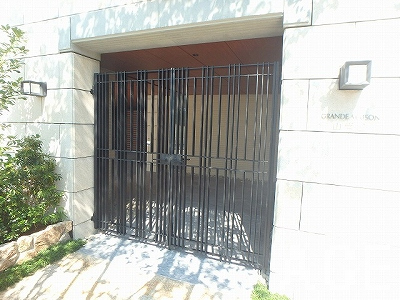 エントランスへの入口