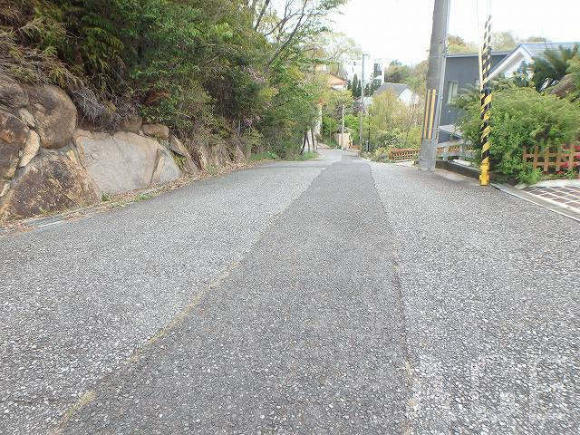 南側道路から東へ望む