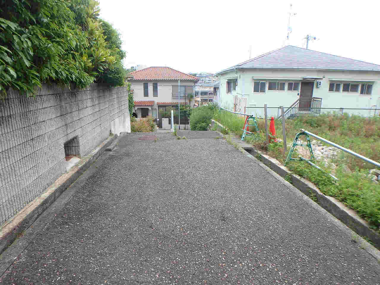 北西側道路から北東へ