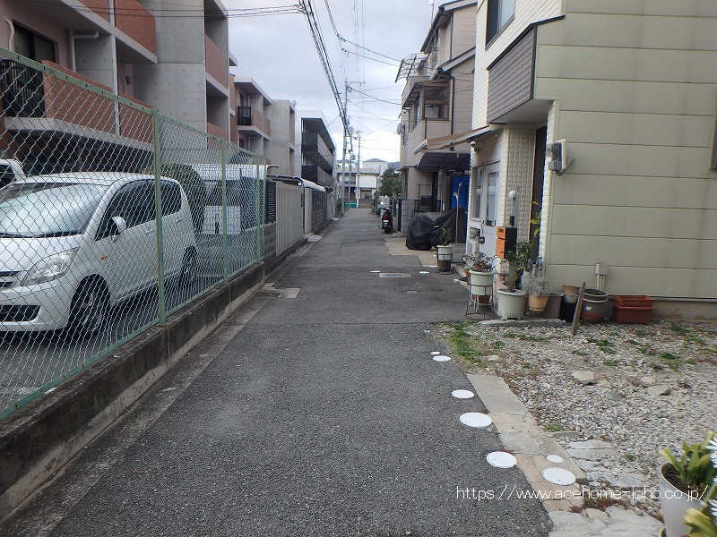 南側道路から西へ望む