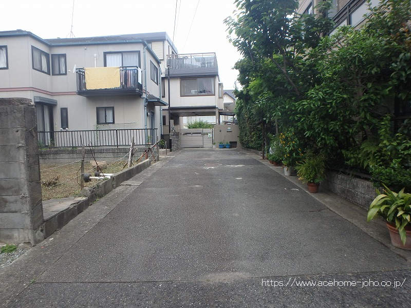 東側道路から北へ望む