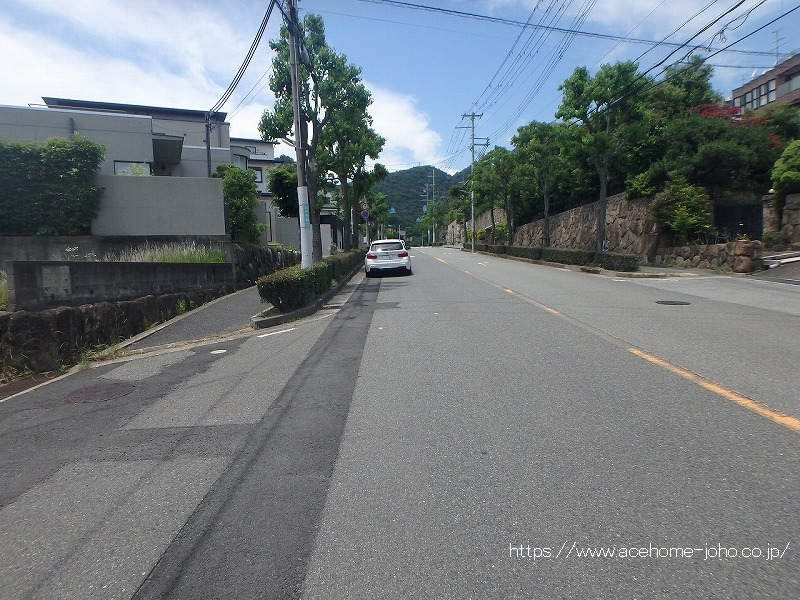 北側公道から西へ望む