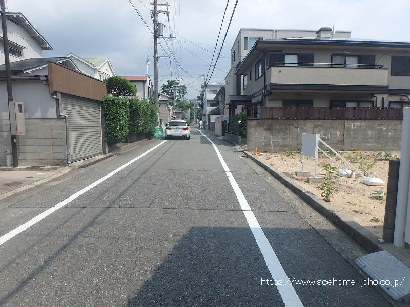 西側公道から北へ望む