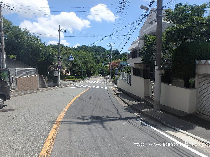 北側公道から東へ望む
