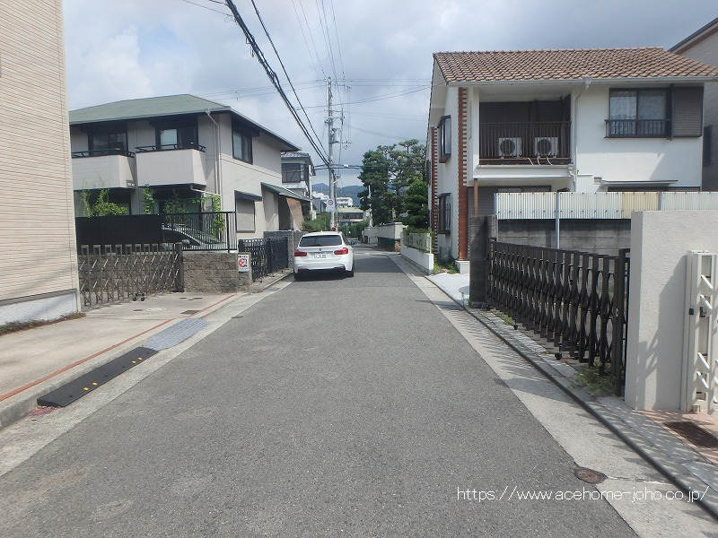西側公道から北へ望む