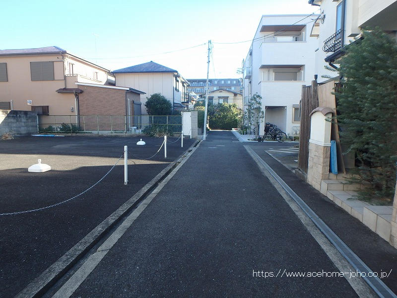 南側道路から東へ望む