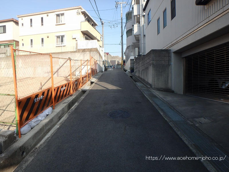 南側公道から東へ望む