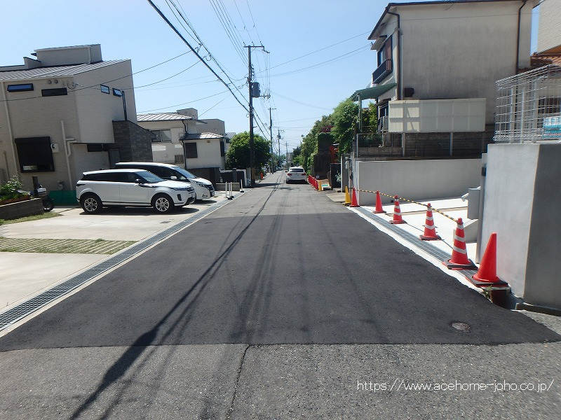 東側道路から南へ望む