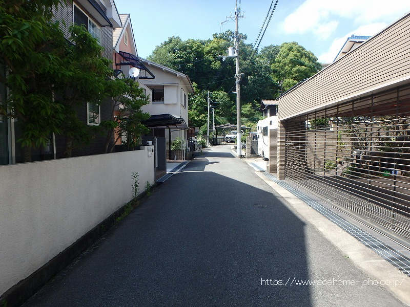 西側道路から北へ望む