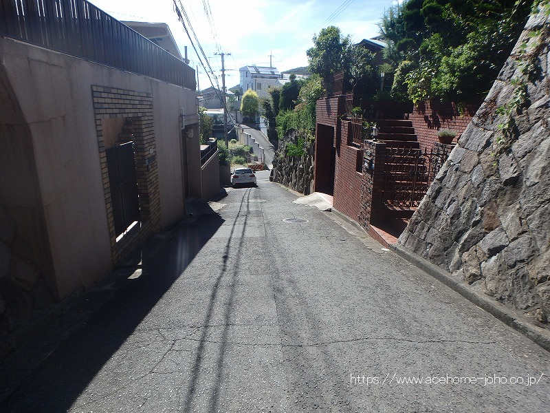 北側道路から西へ望む