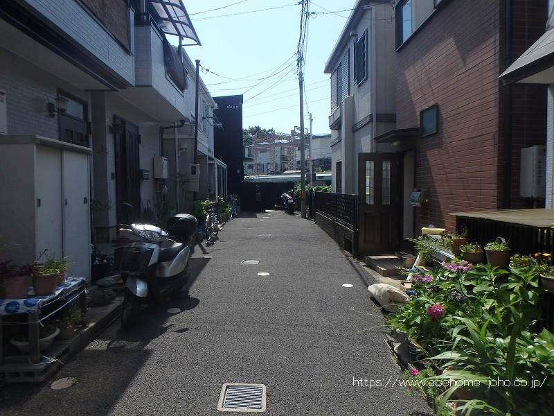 北東側道路から南東へ