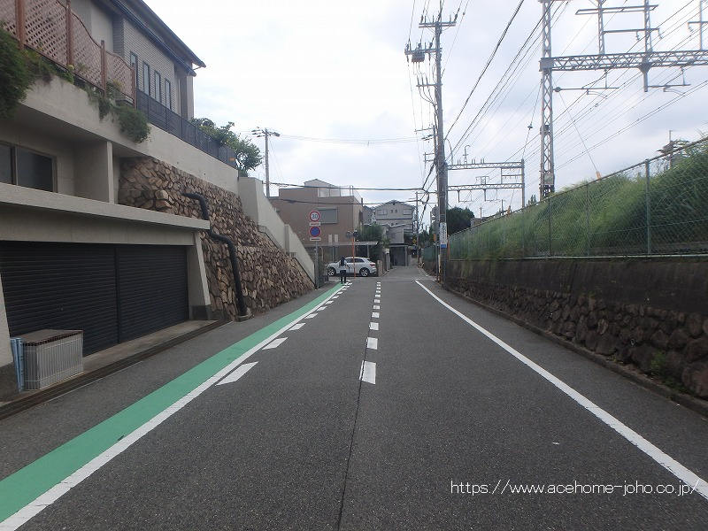 南側公道から東へ望む