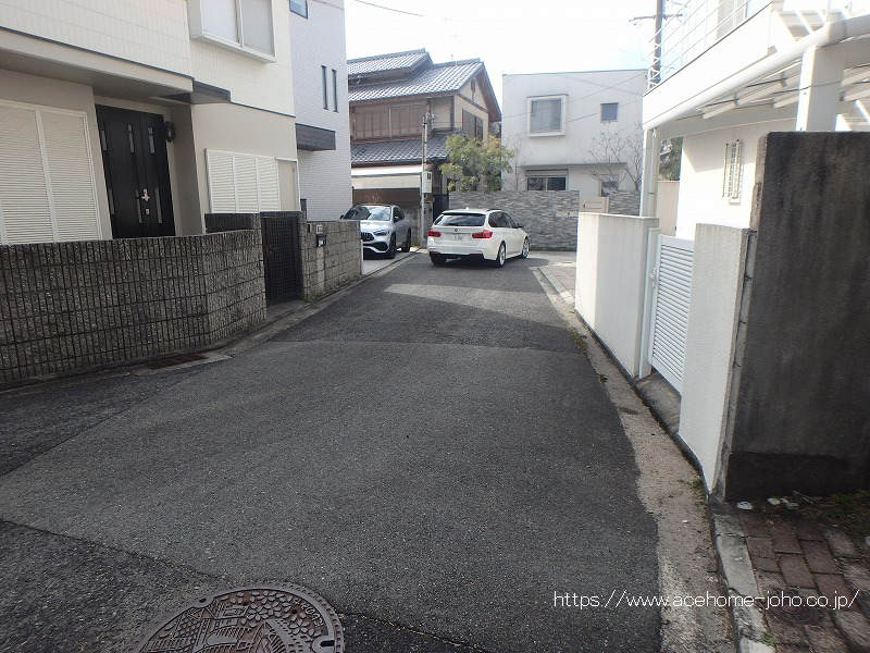 東側道路から南へ望む