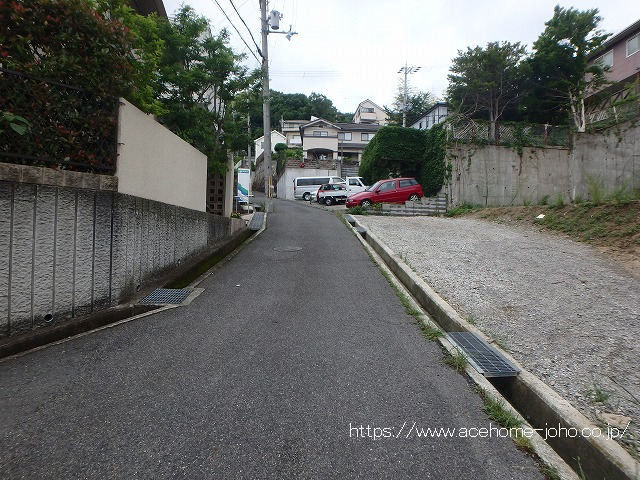 南西側道路から南東へ