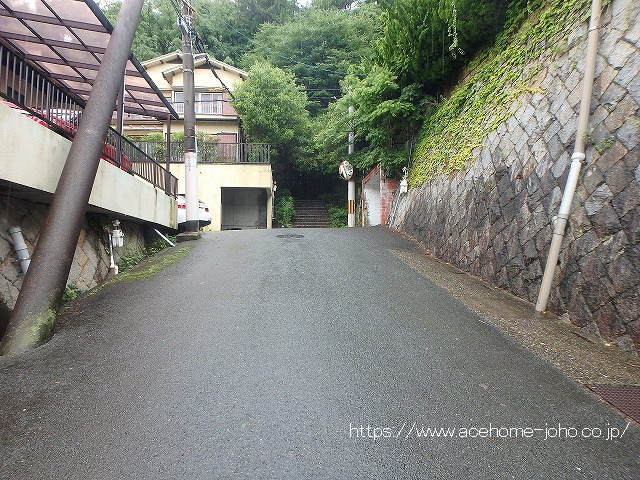 南側道路から西へ望む