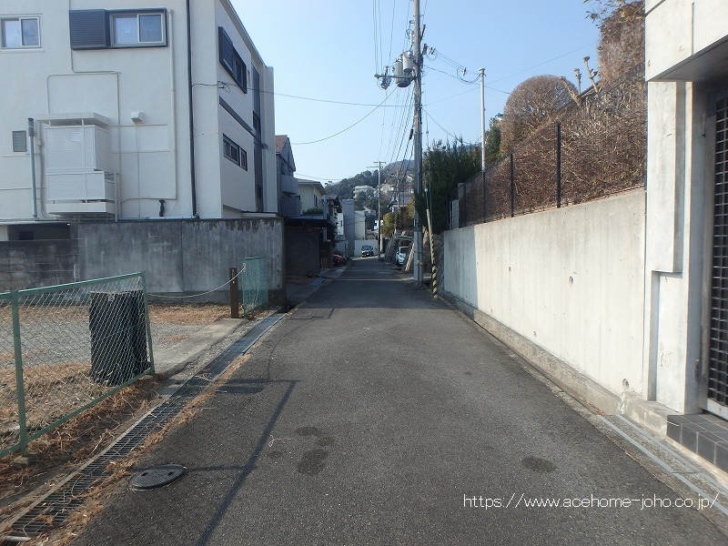 北側道路から西へ望む