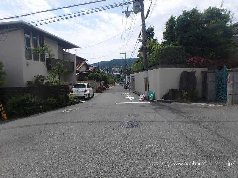 南側公道から西へ臨む