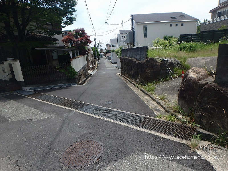 北東側公道から南東へ