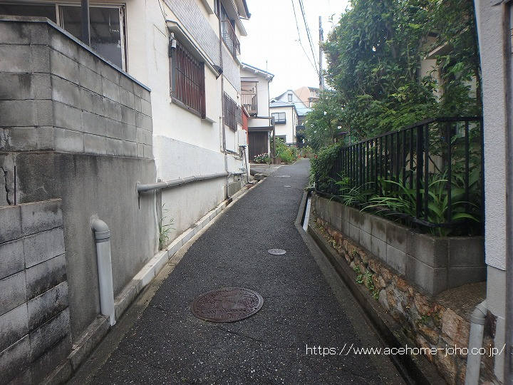 南東側道路から北東へ