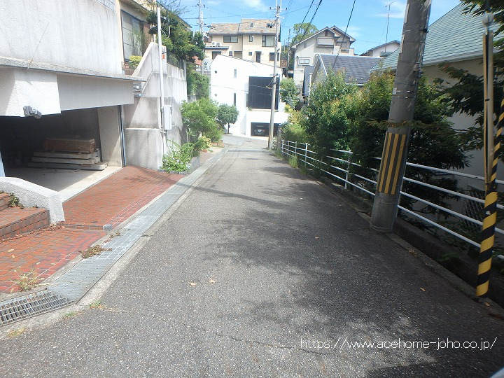 南側道路から東へ望む