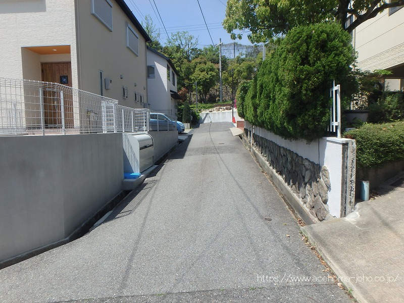 北側道路から西へ望む