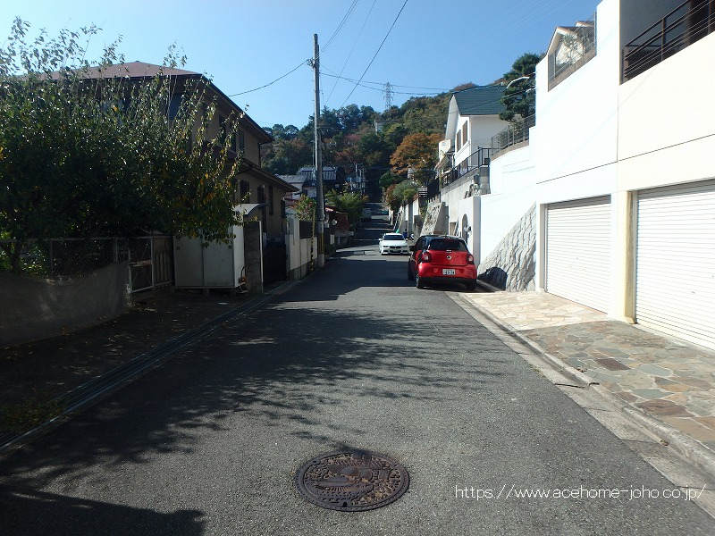 南側道路から西へ望む