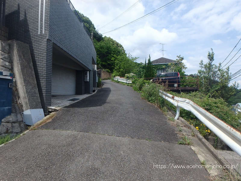 南側道路から東へ臨む