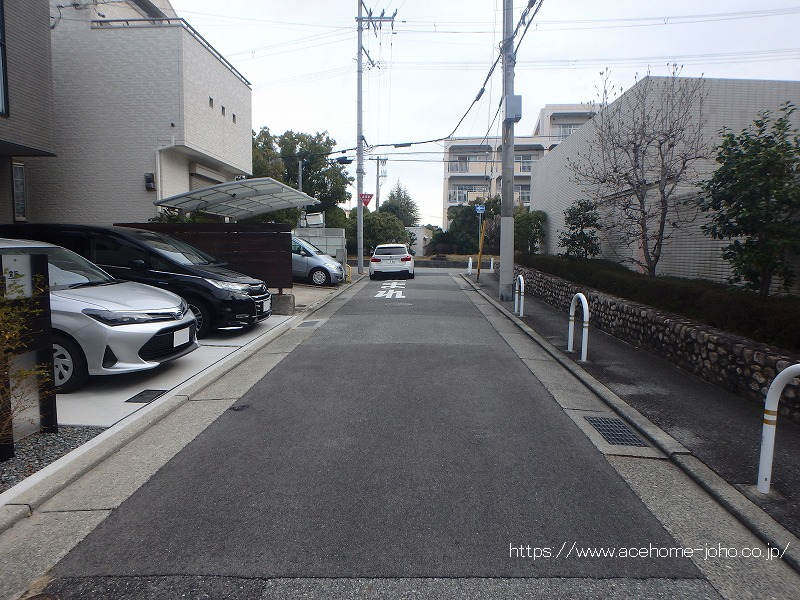 南側公道から東へ望む