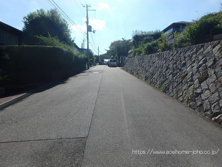 南東側公道から南西へ