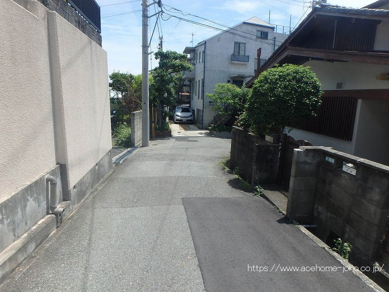 北側公道から東へ望む