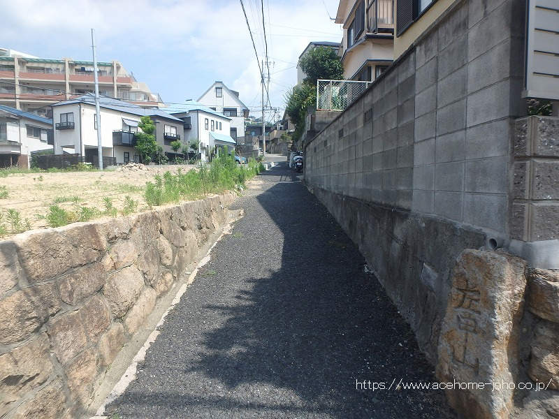 東側道路から北へ望む