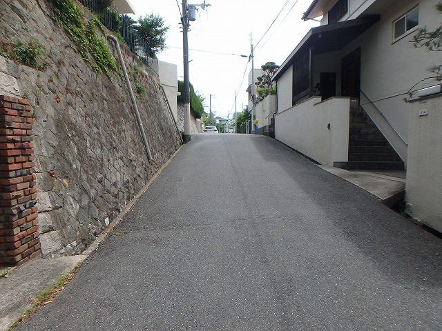 南側道路から東へ望む