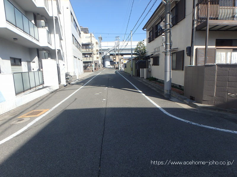 西側公道から北へ望む