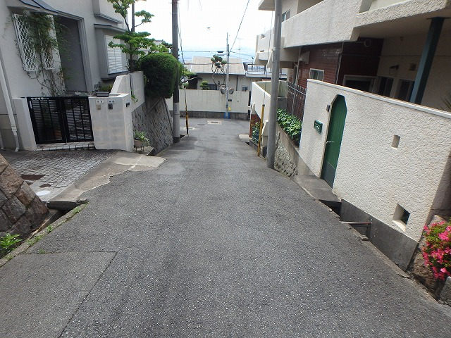 東側道路から南へ望む