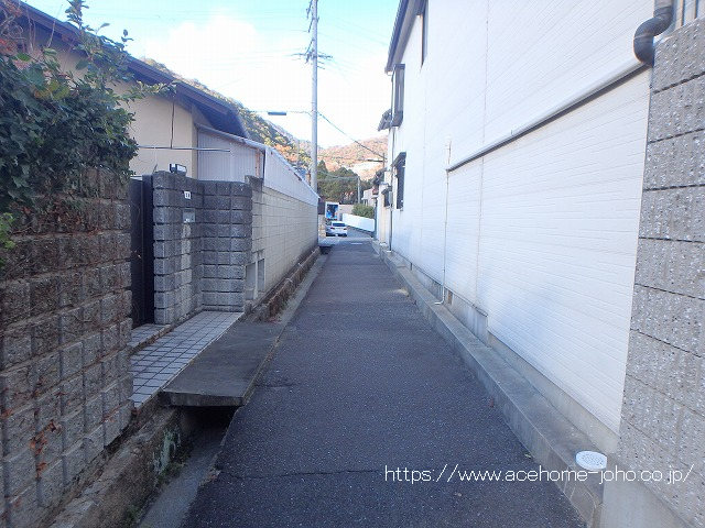 西側道路から南へ望む