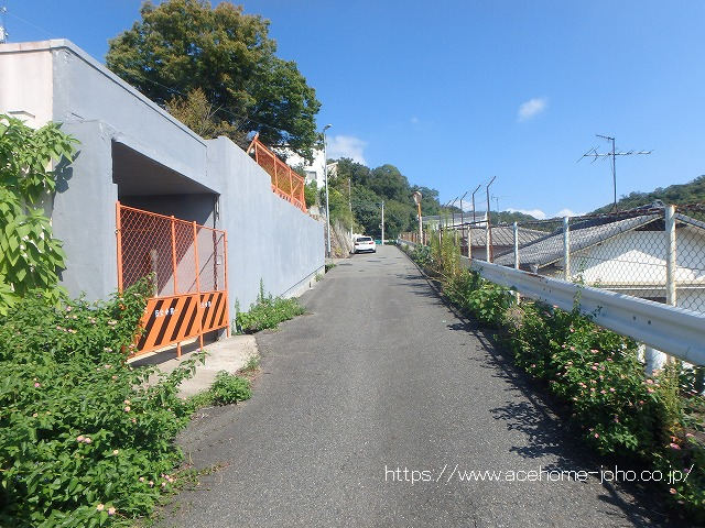 東側道路から北へ望む