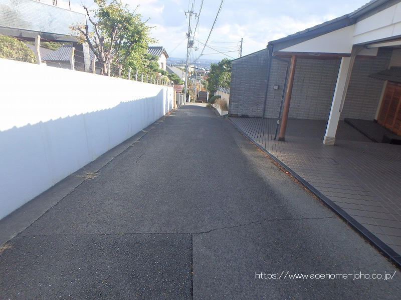 東側道路から南へ望む